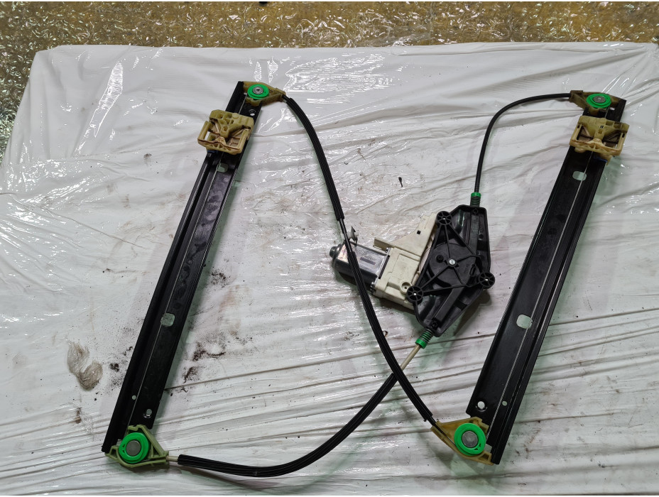 Преден ляв стъклоповдигач за Ауди А4 Б8 / Audi A4 B8 2.0 TDI комби Преден ляв стъклоповдигач за Ауди А4 Б8 / Audi A4 B8 2.0 TDI комби