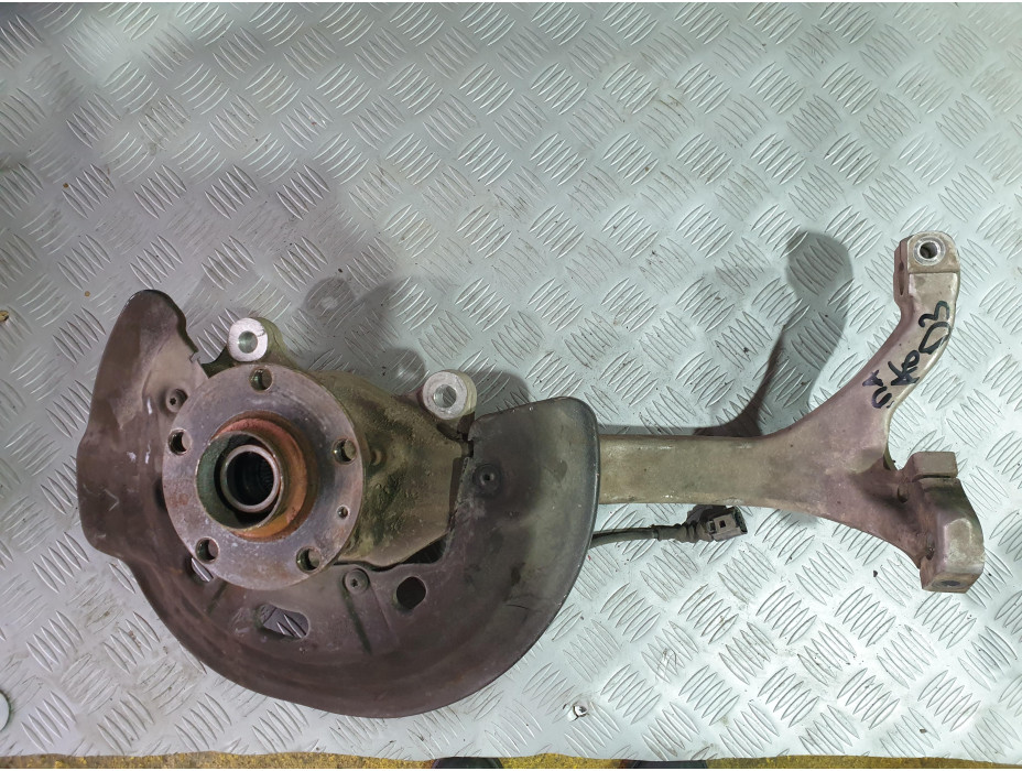 Преден ляв шенкел за Audi A8 D3 4.0 TDI Преден ляв шенкел за Audi A8 D3 4.0 TDI