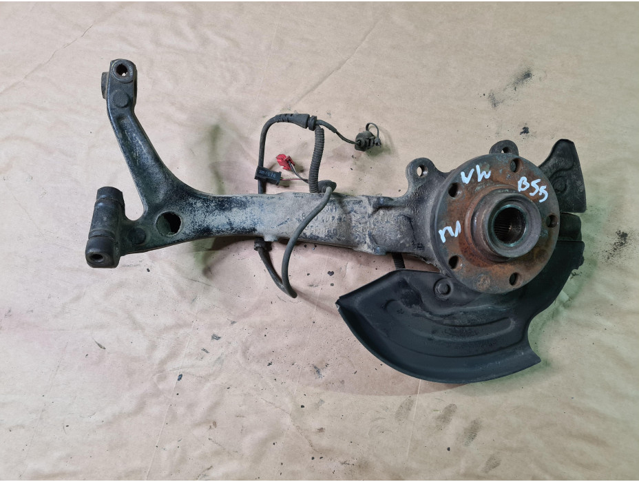 Преден ляв шенкел за Volkswagen Passat B5.5 Преден ляв шенкел за Volkswagen Passat B5.5