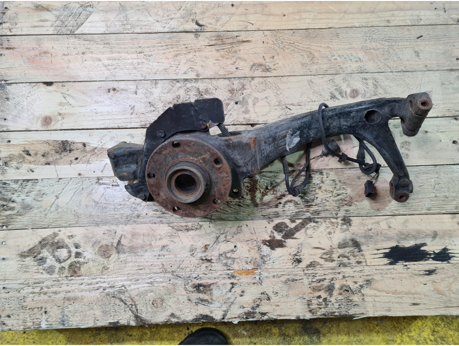 Преден ляв шенкел за Ауди А6 Ц5 2.4и / Audi A6 C5 2.4i Преден ляв шенкел за Ауди А6 Ц5 2.4и / Audi A6 C5 2.4i