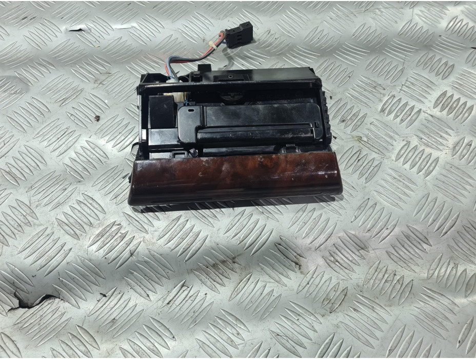 Преден пепелник за Audi A6 C5 2.4 i Automat Sedan