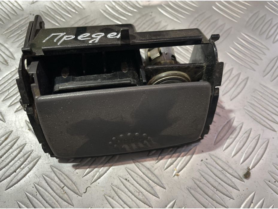 Преден пепелник за Mercedes A Class W168 Преден пепелник за Mercedes A Class W168