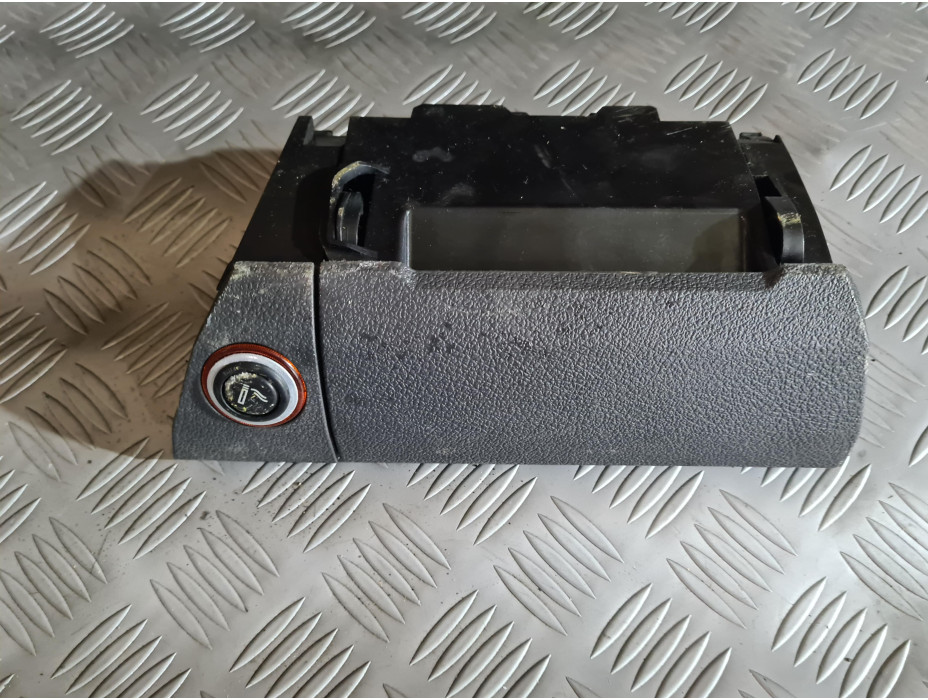 Преден пепелник за Volkswagen Touran 1T 1.9TDI Преден пепелник за Volkswagen Touran 1T 1.9TDI