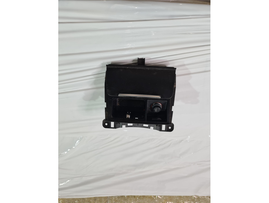 Преден пепелник за Ауди А4 Б8 / Audi A4 B8 2.0 TDI комби Преден пепелник за Ауди А4 Б8 / Audi A4 B8 2.0 TDI комби