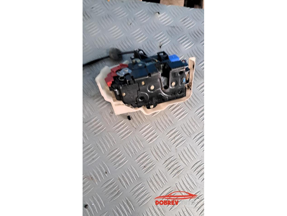 Предна дясна брава (десен волан) за VW Touran 2.0 FSI