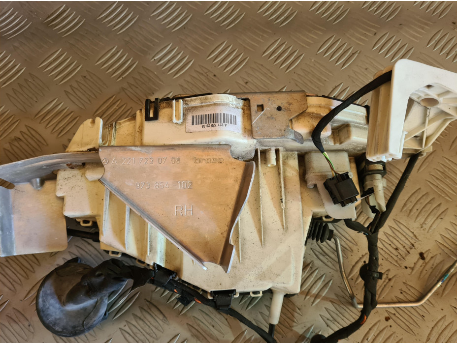 Предна дясна брава за Mercedes S320 CDI W221, за десен волан Предна дясна брава за Mercedes S320 CDI W221, за десен волан