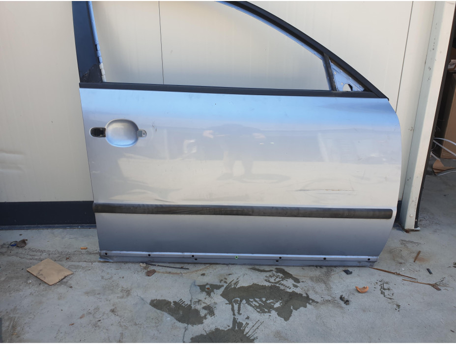 Предна дясна врата за VW Passat B5 1.8 T комби Предна дясна врата за VW Passat B5 1.8 T комби