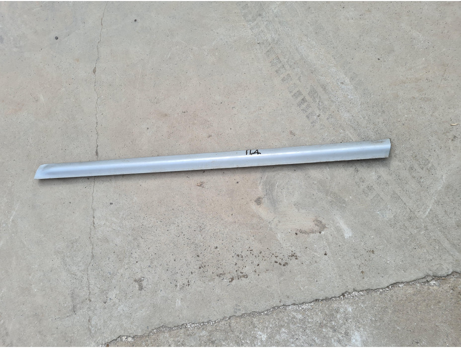 Предна дясна външна лайсна за Audi A6 C5 2.4 i Automat Sedan