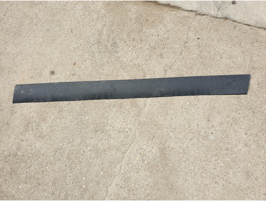 Предна дясна външна лайсна за VW Passat B5 1.8 T комби