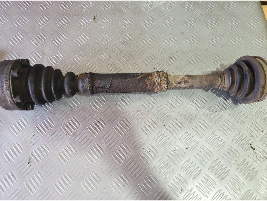 Предна дясна полуоска за VW Passat B5 1.8 T комби Предна дясна полуоска за VW Passat B5 1.8 T комби