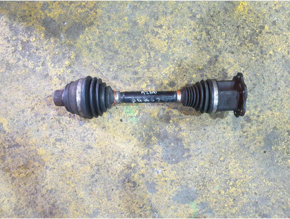 Предна дясна полуоска за Ауди А4 Б6 2.0и / Audi A4 B6 2.0i Предна дясна полуоска за Ауди А4 Б6 2.0и / Audi A4 B6 2.0i