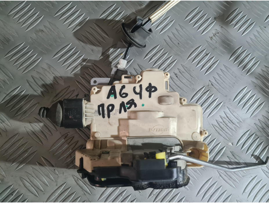 Предна лява брава за Audi A6 C6 2.7 TDI Quattro Предна лява брава за Audi A6 C6 2.7 TDI Quattro