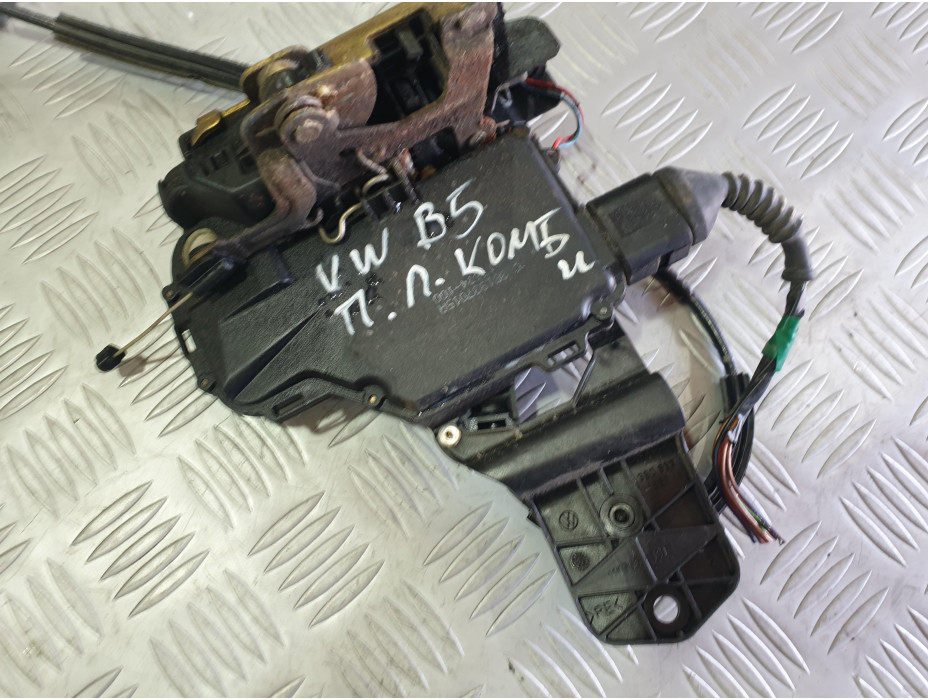 Предна лява брава за VW Passat B5 1.8 T комби