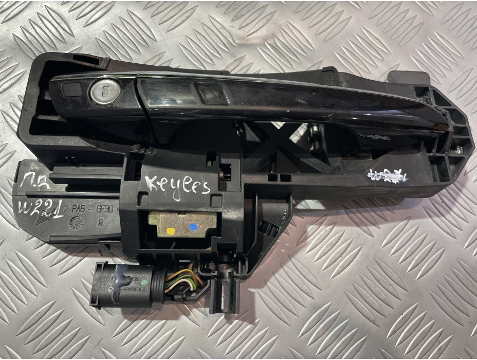 Предна лява външна дръжка за Mercedes S Class W221 - KeyLess Go, десен волан Предна лява външна дръжка за Mercedes S Class W221 - KeyLess Go, десен волан