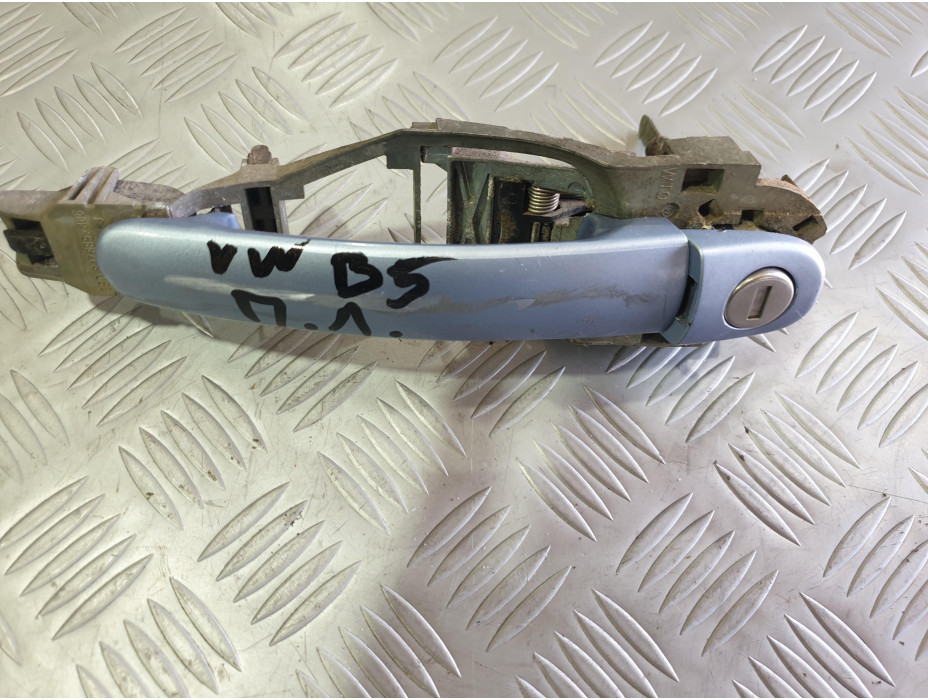 Предна лява външна дръжка за VW Passat B5 1.8 T комби Предна лява външна дръжка за VW Passat B5 1.8 T комби