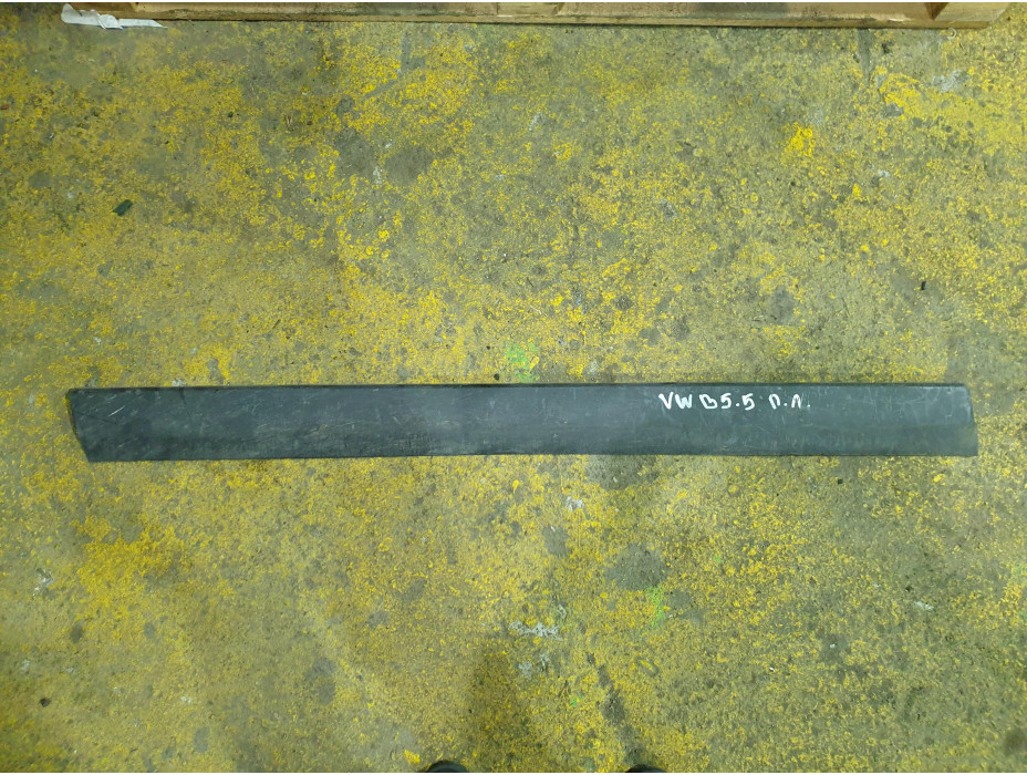 Предна лява външна лайсна за Фолксваген Пасат Б5.5 комби / VW Passat B5.5  2.5 TDI