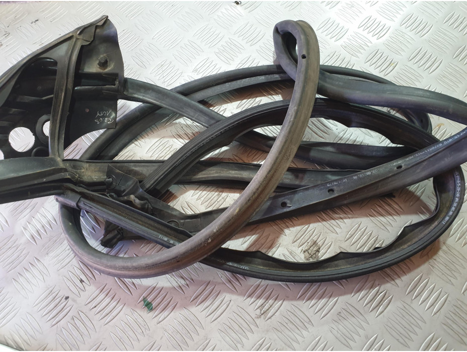 Предно дясно уплътнение за врата за Ауди А5 8Т 2.7TDI Предно дясно уплътнение за врата за Ауди А5 8Т 2.7TDI