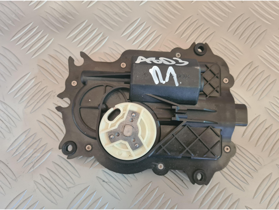 Предно ляво моторче за вакуум за Audi A8 D3 4.2i Long Предно ляво моторче за вакуум за Audi A8 D3 4.2i Long