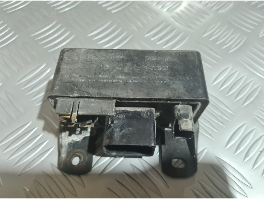 Реле за свещи за Mercedes E320 W211 204кс Реле за свещи за Mercedes E320 W211 204кс