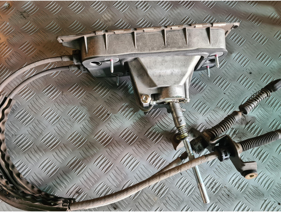 Скоростен лост с жила за Audi A3 8P Hatchback 2.0TDI - 6 скорости Скоростен лост с жила за Audi A3 8P Hatchback 2.0TDI - 6 скорости