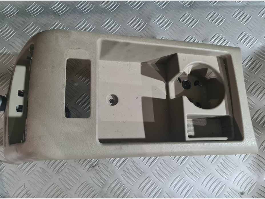 Средна конзола за Audi A6 C6 2.7 TDI Quattro Средна конзола за Audi A6 C6 2.7 TDI Quattro