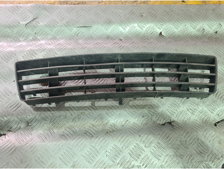 Средна решетка - предна броня за Audi A6 C5 2.4 i Automat Sedan Средна решетка - предна броня за Audi A6 C5 2.4 i Automat Sedan