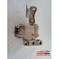 Тампон двигател (десен) за VW Passat B6 2.0 TDI BKP Sedan Тампон двигател (десен) за VW Passat B6 2.0 TDI BKP Sedan