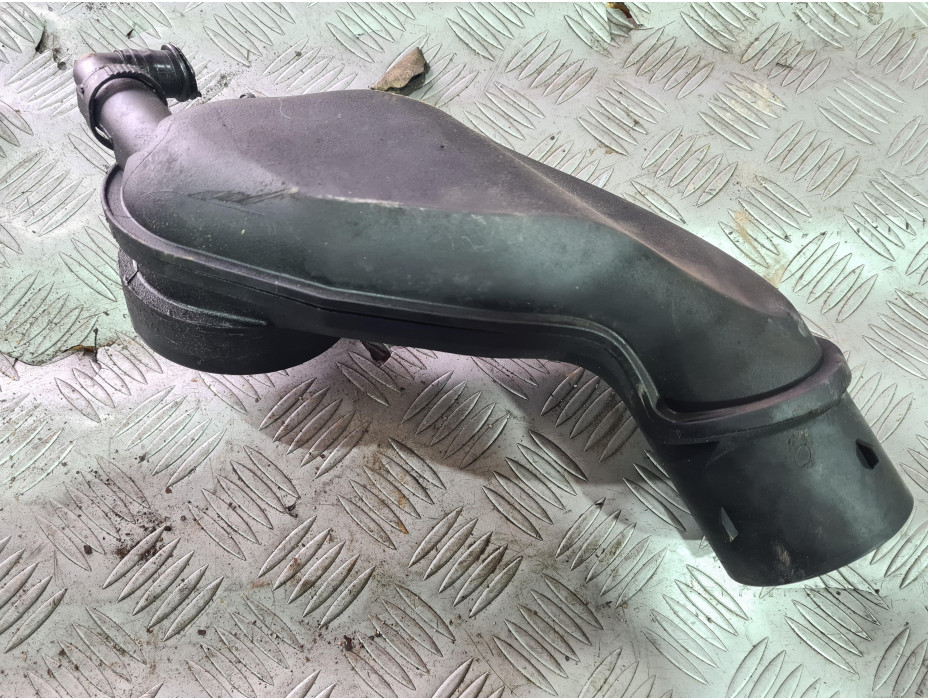 Тръба въздух към дросел клапи за Audi A6 C5 2.4 i Automat Sedan Тръба въздух към дросел клапи за Audi A6 C5 2.4 i Automat Sedan