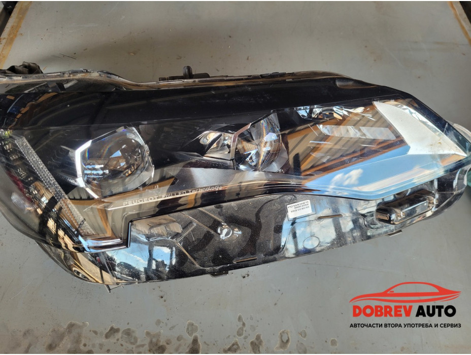 Фар (десен - LED) за Peugeot 3008 