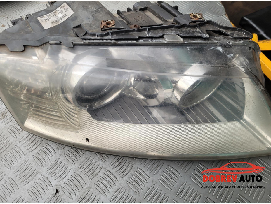 Фар (десен) за Audi A8 D3