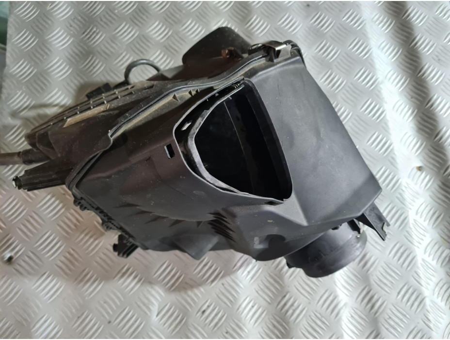 Филтърна кутия за Audi A6 C6 3.2 FSI Quattro Филтърна кутия за Audi A6 C6 3.2 FSI Quattro